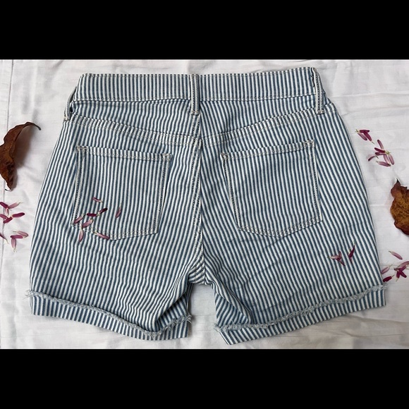 Kids (12) Old Navy Short Blue & White Railroad Striped Shorts - Picture 2 of 11